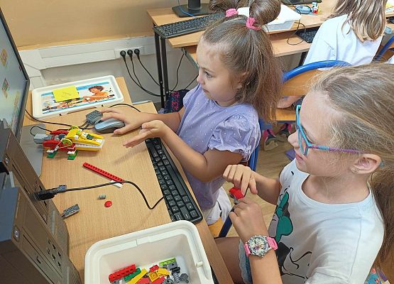 dziewczynki podczas zajęć robotyki przy komputerze