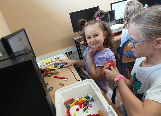 dziewczynki podczas zajęć robotyki przy komputerze