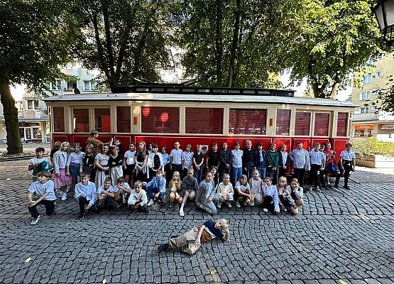 klasy 4 i zabytkowy tramwaj