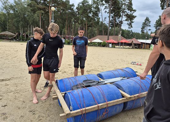 Chłopcy budują tratwę