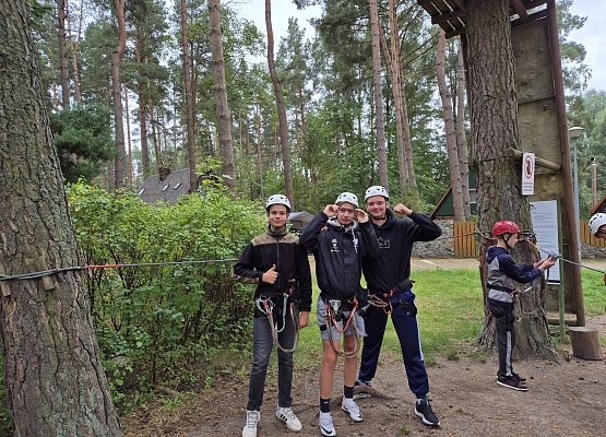 chłopcy w parku linowym