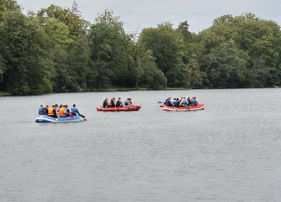dzieci pływają pontonami