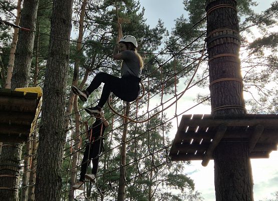 dziewczynka zjeżdża po linie