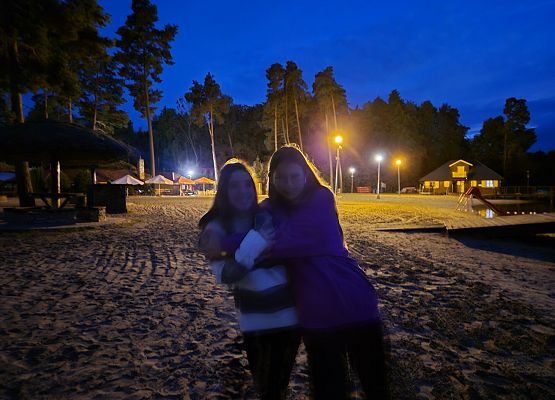 dziewczynki nad jeziorem