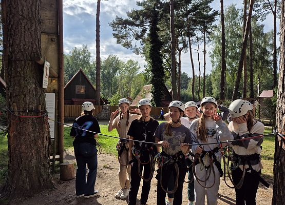 dziewczynki w parku linowym