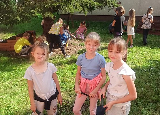 dziewczynki podczas sadzenia roślin