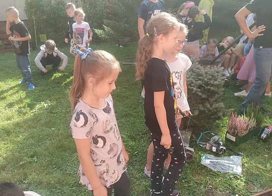 uczniowie klasy 2a i 2b przystępują do sadzenia roślin