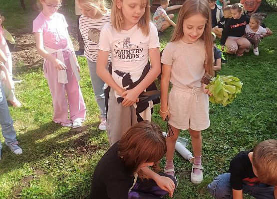 uczniowie 2a i 2b zamienili się w ogrodników