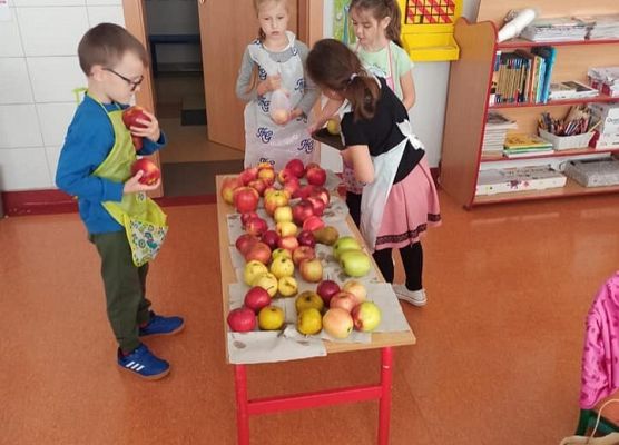 dzieci umyły jabłka