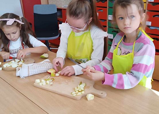 dziewczynki kroją jabłuszka na sok