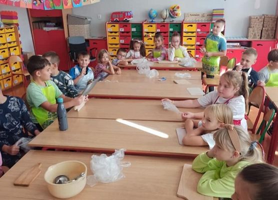 uczniowie klas 2 biorą się do pracy