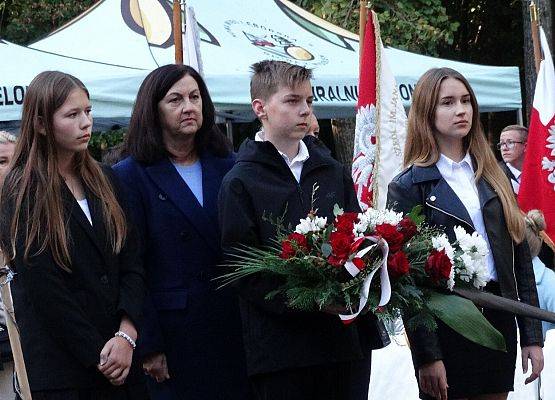 Pani Dyrektor składa kwiaty