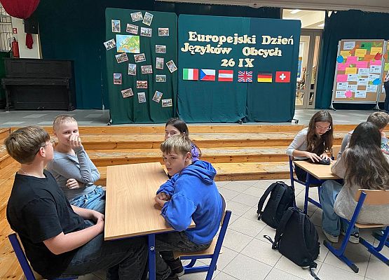 uczniowie podczas quizu