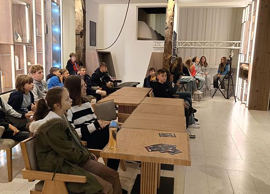 w Bibliotece oglądamy film