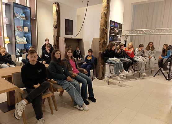 w Bibliotece oglądamy film