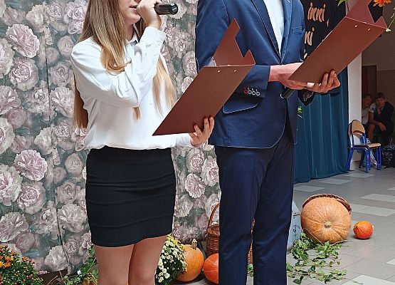 prowadzący apel przedstawiciele samorządu