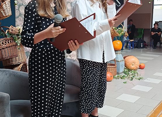 uczennice prowadzące pokaz mody