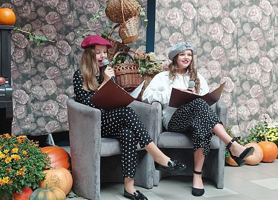 uczennice prowadzące pokaz mody