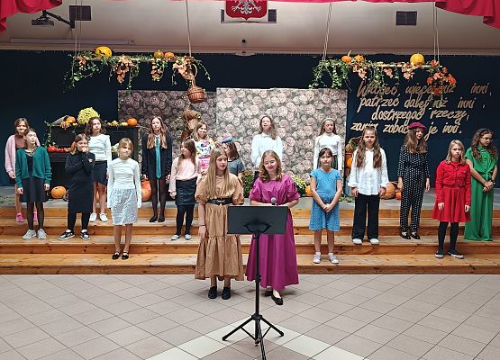 występ szkolnego chóru