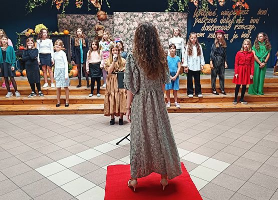 występ szkolnego chóru