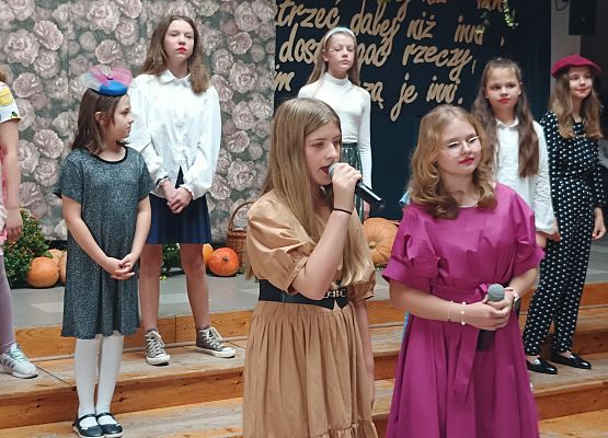 występ szkolnego chóru