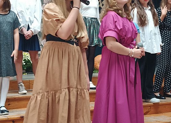 występ szkolnego chóru