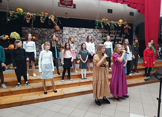 występ szkolnego chóru