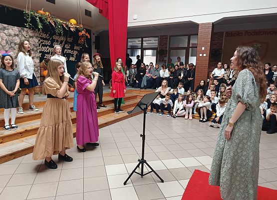 występ szkolnego chóru