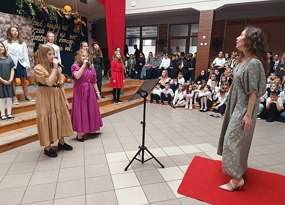 występ szkolnego chóru