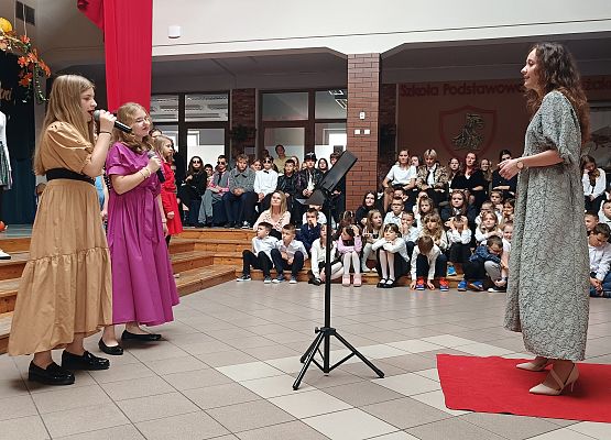 występ szkolnego chóru