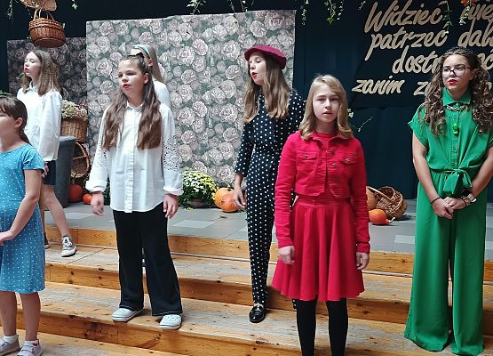 występ szkolnego chóru