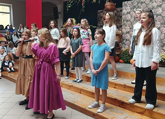 występ szkolnego chóru