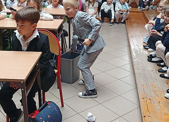 występ klas 1 dzieci siedzą w ławkach