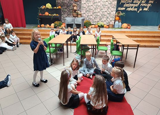 występ klas 1 dzieci siedzą w kółeczku