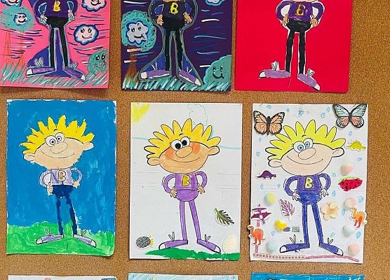 Portrety Bratka wykonane przez uczniów klas pierwszych.