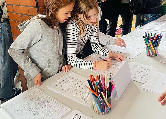 Zabawy na patio w trakcie Aktywnej przerwy.