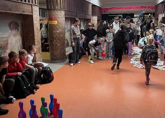 Uczniowie grają w kręgle