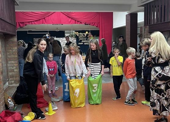 Uczniowie skaczą w kolorowych workach