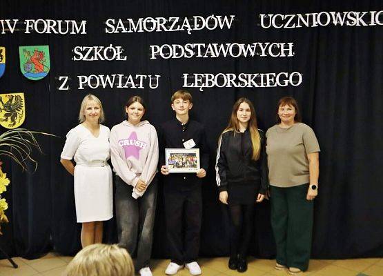 IV Forum Samorządów uczniowie z Panią Izą