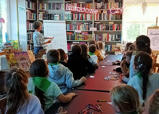 klasa 2b rozwiązuje rebus