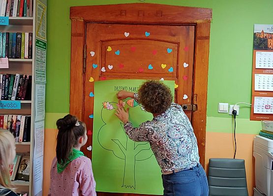 Lucja przyczepia swój liść