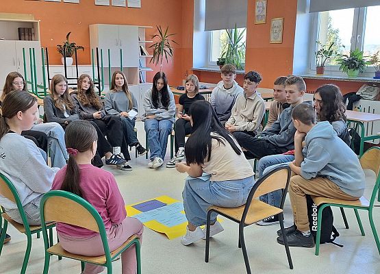 uczniowie rozmawiają o systemie wartości