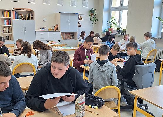 uczniowie skupieni na pracy