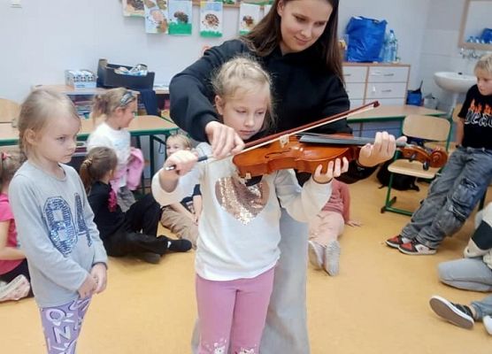 Martynka uczy się grać