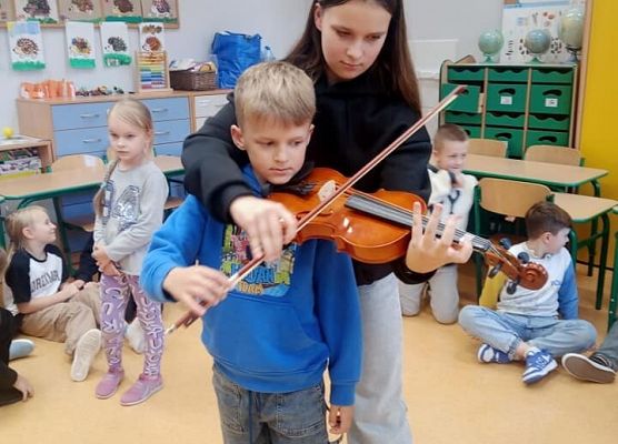 Olaf próbuje gry na skrzypcach