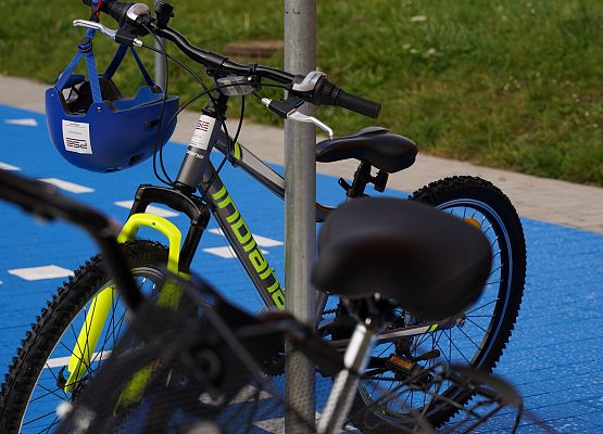 rower z kaskiem Wzmocnij swoje otoczenie