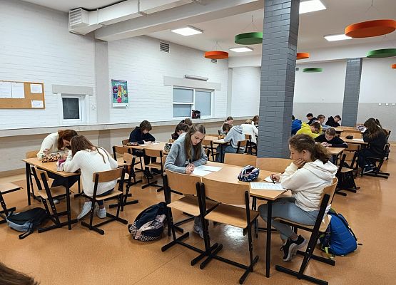 uczniowie podczas konkkursu AleMózgi!