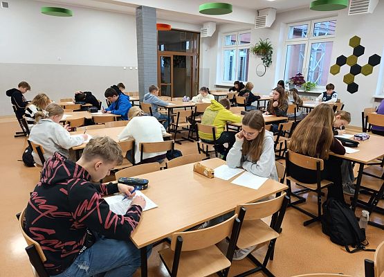 uczniowie podczas konkkursu AleMózgi!