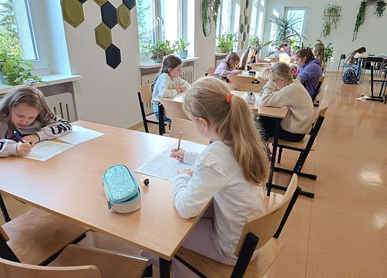 uczniowie podczas konkkursu AleMózgi!