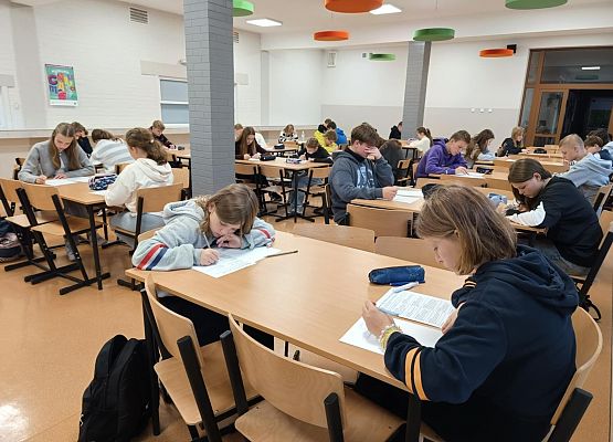 uczniowie podczas konkkursu AleMózgi!